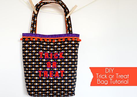 DIY Halloween Treat Bag (tutorial) Diy Halloween Trick Or Treat Bags, Sewing Halloween, Halloween Treat Bags Diy, Diy Halloween Candy, Halloween Trick Or Treating, Diy Halloween Treats, Plastic Pumpkins, Holiday Sewing, Diy Treats