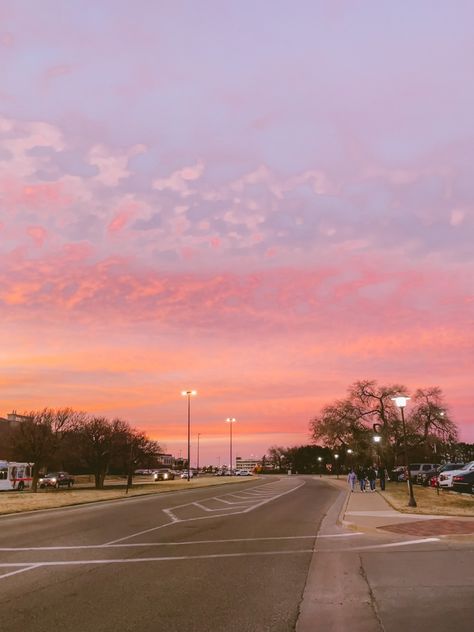 #sunset #texas Texas Trees, Texas Sunset, Chill Photos, Pink Sunset, Sunset Wallpaper, Pink Aesthetic, Texas, Trees, Wallpapers