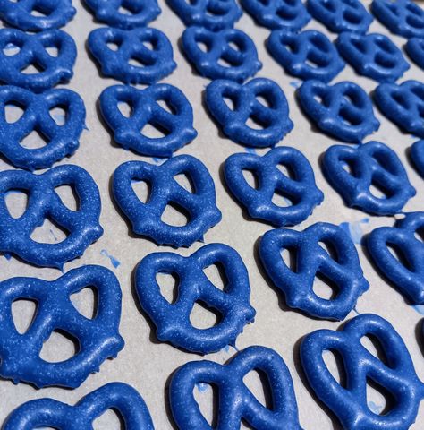 These pretzel twists are hand dipped and covered in royal blue chocolate. This order is for 1/2 pound of these pretzels. These are perfect for parties, gifts, snacks or just to enjoy! If you have an event date, please let me know when you place your order. All chocolate orders are shipped via Priority Mail or Priority Mail Express (if you choose), so you will receive the freshest product available. Please contact me if you have any questions or would like to customize this order. The shipping co Royal Blue Foods For Party, White Treats, Blue Treats, Blue Snacks, Dipped Pretzels, Blue Picnic, Birthday Plans, Blue Stuff, Chocolate Dipped Pretzels