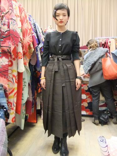 Don't they look lovely ♡ fab clients wearing #hakama from #Fuji #Kimono http://www.fujikimono.co.uk/hakama.html #women #fashion #skirt #trousers #pants #stripe #grey #brown Japanese Hakama, Cyberpunk Mode, Hakama Trousers, Kimono Online, Hakama Pants, Genderless Fashion, Unique Skirts, Striped Pant, Kimono Yukata