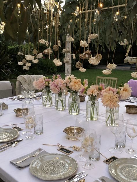 outdoor dinner party Cute Dinner Table Set Up, Dinner Decoration Ideas Table, Outside Dinner Party Backyards, Dinner Party Ideas Decorations, Flower Dinner Party, Melissa Aesthetic, Party Table Set Up, Hoco Dinner, Spring Dinner Party