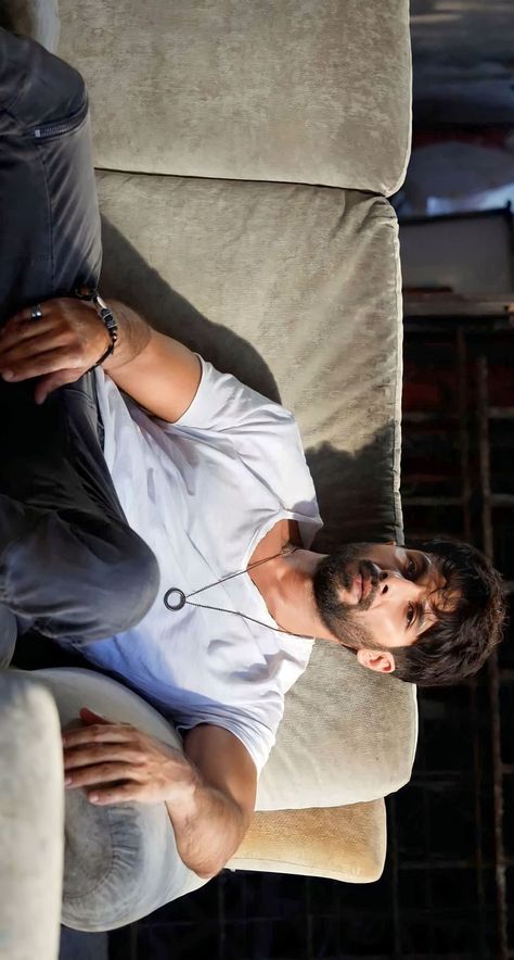 Kabir Singh Wallpaper Full Hd, Mens Photography, Boy Snaps Pic, Boy Snaps, Fire Animation, Best Poses For Boys, Hear Style, Kabir Singh, Poses For Boys