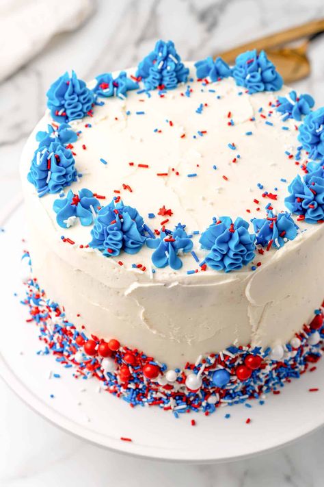 Make a patriotic 4th of July cake with layers to match the American flag! It's easy and fun to make this July 4th cake from scratch. 4th Of July Vanilla Cake, Patriotic Birthday Cake, White Cake 4th Of July, Firecracker Cake 4th Of July, Red White And Blue Layered Cake, 4th Of July Flag Cake Cool Whip, Fourth Of July Cakes, Blue Frosting, Plain Cake