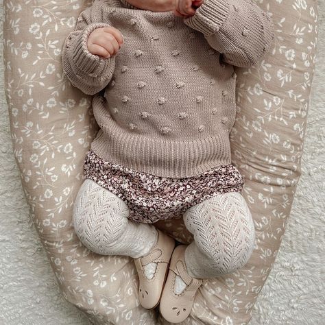 Jamie Kay Outfits Girl, Baby Winter Outfits Girl, Winter Newborn Outfits, Jamie Kay Outfits, Winter Baby Outfits, Baby Girl Winter Outfits, Baby Couch, Cosy Outfit, Jamie Kay