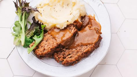 Lipton Meatloaf Recipe Meatloaf Temp, Lipton Meatloaf Recipe, Meatloaf With Brown Gravy, Lipton Meatloaf, Tender Meatloaf, Meatloaf Sides, Meatloaf Side Dishes, Meatloaf With Gravy, Brown Gravy Recipe