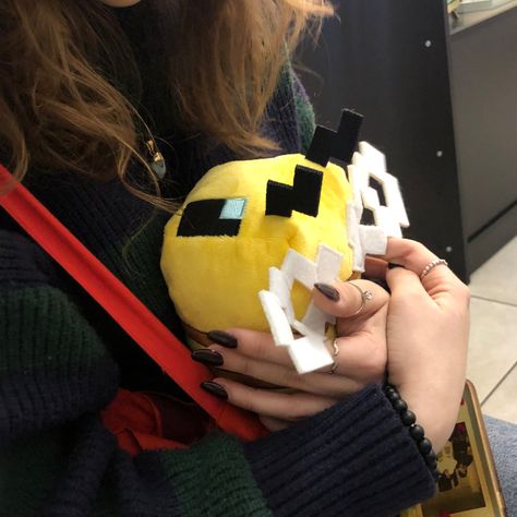 Minecraft Plushies Aesthetic, Minecraft Bee Aesthetic, Minecraft Bee Plush, Minecraft Plushies, Bee Minecraft, Plushies Aesthetic, Bee Aesthetic, Minecraft Plush, Minecraft Bee