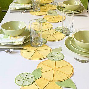 Diy Frühling, Table Runner Diy, Table Makeover, Quilted Table Runners, Do It Yourself Projects, Sewing Table, Place Mats, Yellow And Green, Diy Table