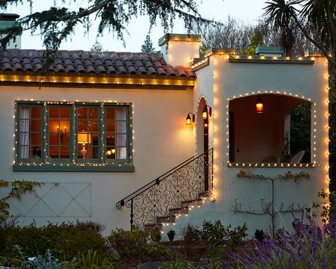 Spanish Colonial Bungalow Holiday Light Display: from Gardenista Outdoor Holiday Lights, What To Have For Lunch, Exterior Christmas Lights, Holiday Lights Outdoor, Christmas Lights Outside, Spanish Bungalow, Holiday Lights Display, Christmas House Lights, Colonial Christmas