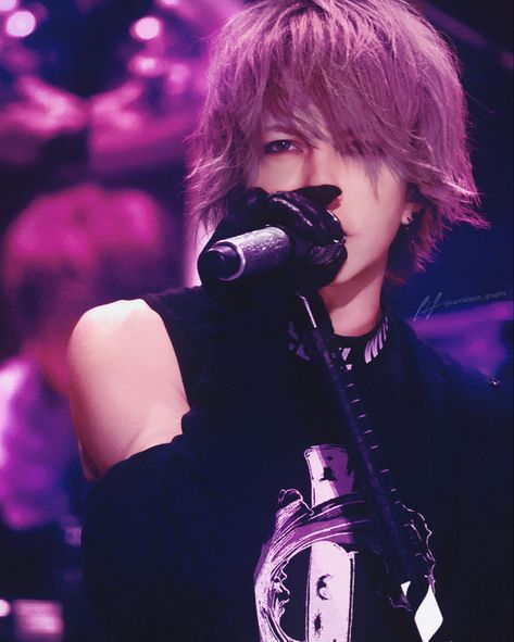 Colorized picture Hyde Larc En Ciel, Vampire Boy, Wakayama, Boy Idols, Dark Fashion, Visual Kei, Pretty Men, Rock Style, 90s Fashion