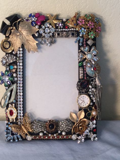 Here's an idea to use that vintage jewelry from your mom Vintage Upcycling, Jeweled Picture, Old Jewelry Crafts, Costume Jewelry Crafts, Vintage Jewelry Ideas, Jewelry Frames, Vintage Jewelry Repurposed, Jewelry Christmas Tree, Junk Jewelry