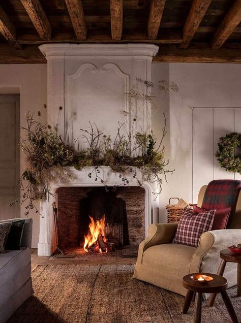 LOVE the wild greenery on the mantle! Zara Home Christmas, Christmas Decor Inspiration, Christmas Bedroom, Ferm Living, Zara Home, A Fire, Christmas Inspiration, Scandinavian Style, Future House