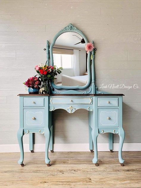 Love this classic vintage look of this vanity! Diy Painted Vanity, Refinished Vanity Makeup, Vanity Diy Makeover, Repurposed Vanity Ideas, Painted Antique Vanity With Mirror, Vintage Makeup Vanity Makeover, Antique Vanity Makeover Diy, Painted Vanity Makeup, Painted Vanity Ideas