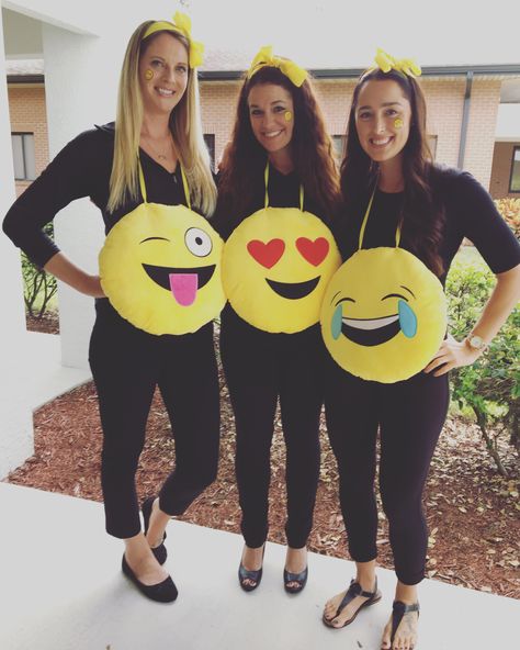 Emoji Costume Diy, Emoji Halloween Costume, Emoji Costume, Emoji Diy, Kids Prizes, Braids Ideas, Homemade Costume, Homemade Halloween Costumes, Holloween Costume