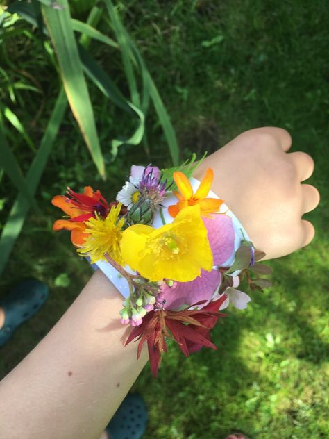 Make your own nature bracelet - Mud & Bloom Flower Activities For Kids, Outdoor Activities For Toddlers, Outdoor Learning Activities, Forest School Activities, Fairy Garden Designs, Plants Growing, Summer Crafts For Kids, Preschool Arts And Crafts, Nature Walk