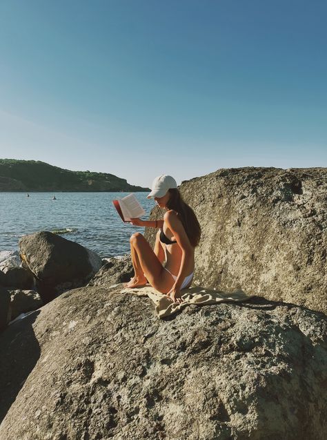 Beach reading Reading At Beach, Replica Bubble Bath, Library Aesthetic, My Future Life, Sunrise Beach, Woman Reading, Straw Bags, Beach Reading, Girl Reading