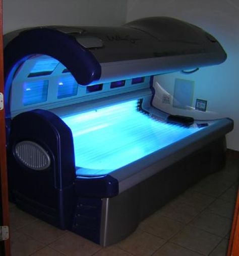 Tips for getting a great tan, with a combination of sunless tanning, tanning beds, and the sun. Videos included. Bed Best, Fake Tan Lotion, Tanning Room, Tanning Booth, Airbrush Spray Tan, How To Tan, Tanning Beds, Tanning Skin Care, Best Tanning Lotion