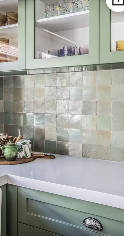 Green Splash Back Kitchen, Kitchen Backdrop Tiles, Green Cabinets Backsplash Ideas, Green Backsplash Bathroom, Green Splashback Kitchen, Green Tile Kitchen Backsplash, Zellige Kitchen Backsplash, Zellige Kitchen, Green Kitchen Backsplash