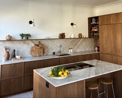 Kitchen Facing Living Room, Dark Beige Kitchen, Kitchen Without Upper Cabinets, Oak Wood Kitchen, Chestnut Kitchen, New Kitchen Designs, Modern Kitchen Interiors, Oak Kitchen, Kitchen Dinning