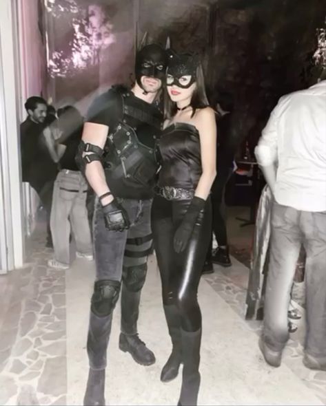 Mens Batman Costume Diy, Batman Custome Halloween, Catwoman And Batman Costume, Diy Mens Halloween Costumes Ideas, Batman Costume For Men, Batman Catwoman Costume, Mens Batman Costume, Batman Halloween Costumes, Batman And Catwoman Costume