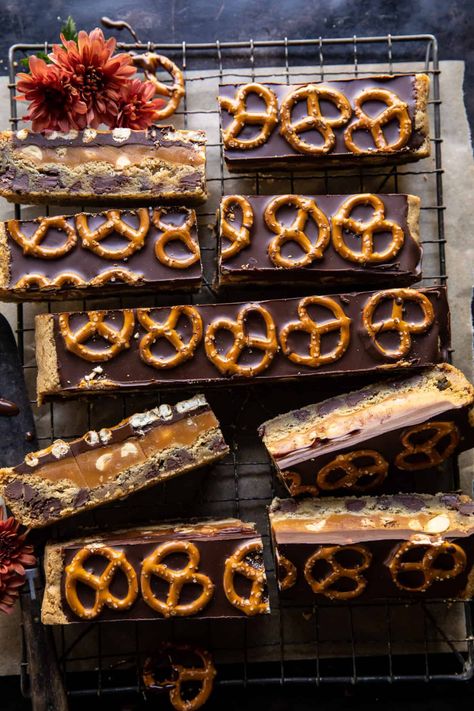 Pretzel Chocolate, Homemade Candy Bars, Pretzel Bars, Half Baked Harvest Recipes, Salted Pretzel, Cookies Bars, Snickers Bar, Cookies Brownies, Chocolate Chip Cookie Bars