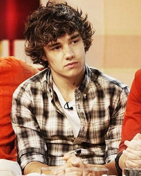 Comfort for Liam on Instagram: "Liam Payne with curly hair." Liam James, One Direction Videos, One Direction Pictures, 1d And 5sos, I Love One Direction, Big Band, Fall For You, Pop Rock, Larry Stylinson