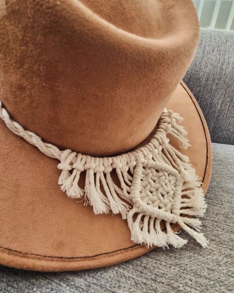 Hat Band Macrame 🤠🤎 . . . . . #macrame, #macrameboho, #macramedecor, #macrametijuana, #macramelove, #hatbandaccessories, #hatband, #hats, #hatmacrame, #accessories, #tijuana, #hatbandboho, #boho, #bohostyle, #bohochic, #bohovibes, #bohofashion, #modamacrame, #Decorartesy Macrame Designs, Macrame Boho, Macrame Decor, Macrame Design, Hat Band, Friendship Bracelet, Friendship Bracelets, Boho Chic, Boho Fashion