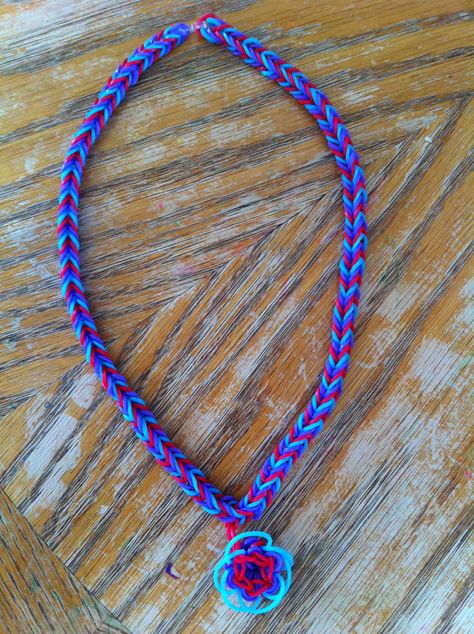 Rainbow Loom Patterns - Fishtail necklace with flower charm Rainbow Loom Storage, Loom Necklace, Loom Band Bracelets, Rainbow Loom Rubber Bands, Rainbow Loom Patterns, Rainbow Loom Designs, Rainbow Loom Bands, Rainbow Band, Rainbow Pin