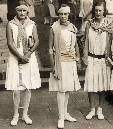 Snap! Twenties tennis players wore the same pleats and tie-neck that Kate is sporting today Suzanne Lenglen, 1920s Women, Tennis Photos, Madame Gres, Tennis Outfits, Sports Attire, Tennis Wear, 1920s Outfits, Tennis Outfit