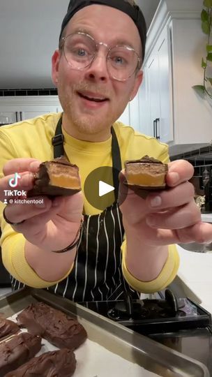 6.8K views · 319 reactions | Homemade Milky Way | Here’s how to make a homemade Milky Way candy bars 

🍫

🍫

🍫

Milky Way

10 oz. Marshmallows
2 TBS. Butter
1/2 tsp. Vanilla
1 TBS. Malted Milk Powder... | By Kitchentool | Milky Way. I'm going to make a
Milky Way. Some of you may know it as a Mars bar. It's all the
same. It's just a chocolate malted nougat topped with some
caramel covered in some chocolate. So let me show you
how to make it. It's a matter of melting things down. Really
simple and I know it's going to be good. So first you need a
large microwave safe bowl. Add one ten ounce bag of mini
marshmallows. One tablespoon of unsalted butter and about a/ 2
a teaspoon of vanilla. Now microwave this until a melted
about a minute and after a minute in the microwave, my
marshmallows a Homemade Milky Way, Microwave Candy, Melt Marshmallows, Milky Way Candy, Malted Milk Powder, How To Melt Caramel, Homemade Candy, Chocolate Malt, Malted Milk