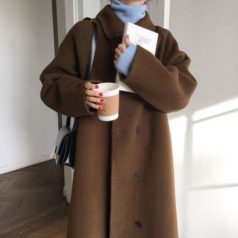 Minimalist Moda, Brown Coat, Fashion Weeks, Coat Outfits, Mode Inspo, Looks Style, Mode Inspiration, Winter Fashion Outfits, Looks Vintage