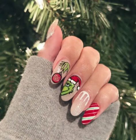 Christmas Harry Potter Nails, Grinch Almond Nails, Christmas Movie Nails, Grinch Nails Acrylic, Grinch Nails Designs, Grinch Nails, Xmas Nail Designs, Nail Art Noel, Candy Cane Nails