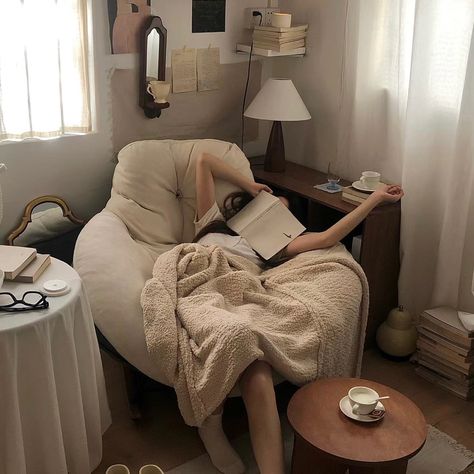 Cute Beige Aesthetic, Small Apartment Studio, Comfy Aesthetic, Sofa Room, Aesthetic Reading, Apartment Studio, Sofa Lounge, Study Room Decor, Comfy Sofa