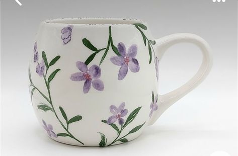 Pottery Painting Ideas Lavender, Mug Painting Ideas Flowers, Flower Pottery Painting Ideas, Ceramic Painting Flowers, Diy Painted Pottery, Mug Painting Ideas Aesthetic, Ceramic Painting Mug, Water Bottle Art, Clay Painting