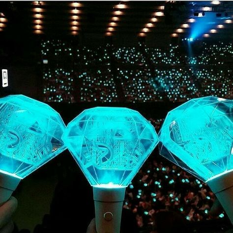 SHINee & Shawol Shinee Lightstick, Pop Light, Kpop Lightsticks, Shinee Five, Merch Aesthetic, Lightstick Kpop, Shinee Members, Kpop Lightstick, Pop Aesthetic