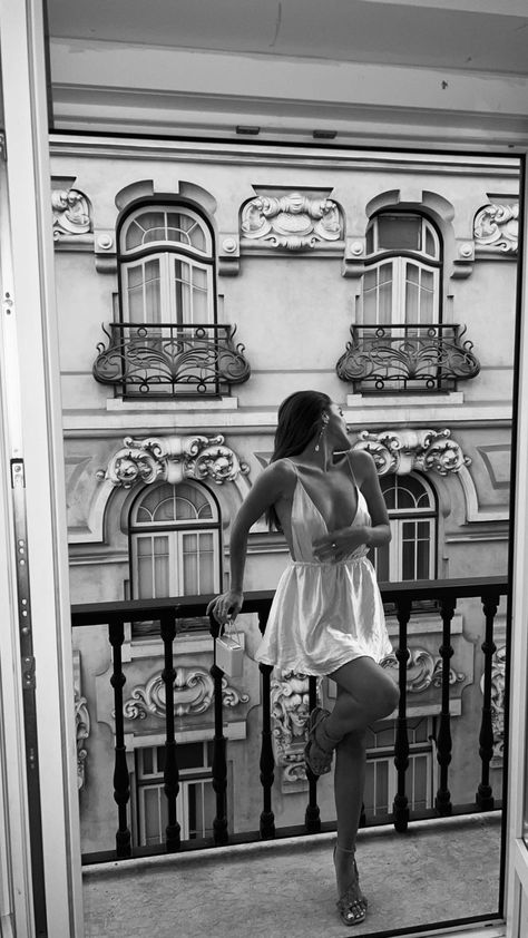 Paris Picture Ideas, Paris Balcony, Prom Picture Poses, Fit Checks, France Aesthetic, Studio Portrait Photography, Paris Vacation, Parisian Life, Paris Pictures