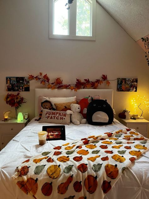 200+ Aesthetic Cozy Halloween Bedroom Decor Ideas to Try in 2024 | Indoor Halloween Decorations Cozy Halloween Bedroom, Yard Decoration Ideas, 200 Aesthetic, Witchy Autumn, Indoor Halloween Decorations, Fall Moodboard, Fall Decor Bedroom, Halloween Bedroom Decor, Fall Room