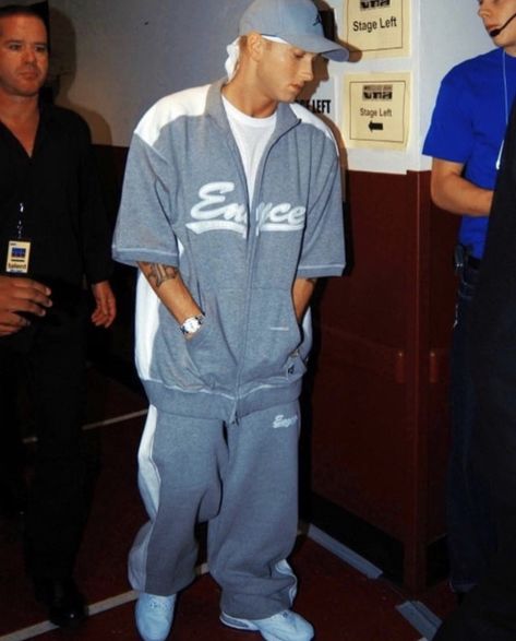 Eminem Fashion 90s, Eminem 90s Style, Eminem Outfits 90s, Eminem Fits, Eminem Clothes, Eminem Outfits, 90s Hip Hop Style, Eminem Rihanna, Eminem Style