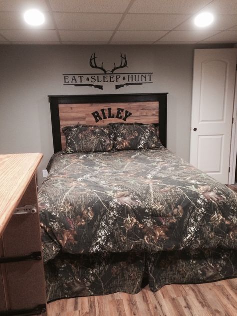 Hunting theme boys bedroom camouflage headboard Kids Hunting Bedroom, Boys Hunting Theme Bedroom, Camo Room Ideas, Camo Bedroom Ideas, Hunting Bedroom Ideas, Boys Hunting Bedroom Ideas, Boys Hunting Bedroom, Boys Hunting Room, Hunting Themed Bedroom