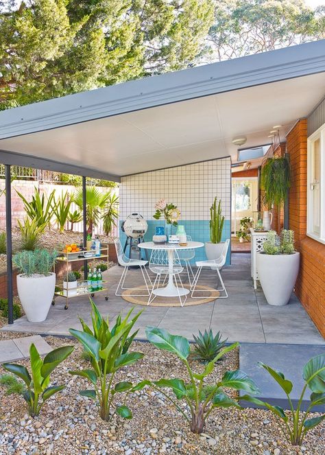 Mid Century Architecture 1960s, Mid Century Exterior, Mid Century Architecture, Mid Century Lighting, House Exteriors, Backyard Inspo, Modern Patio, Outdoor Entertaining Area, Decoration Idea