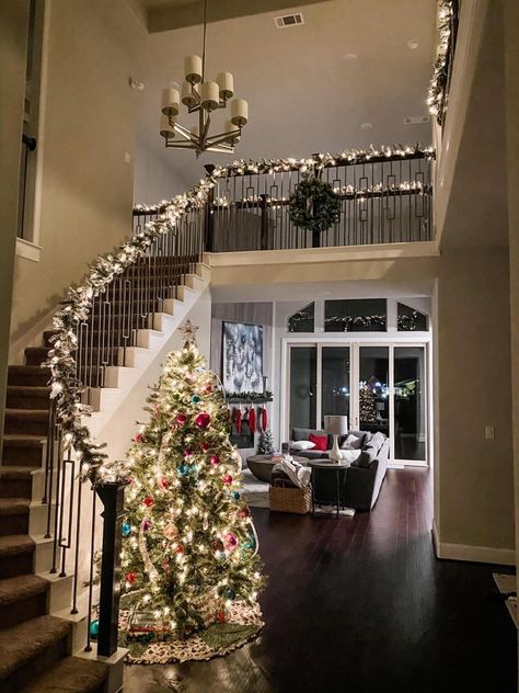 Mansion Christmas Decor, Christmas House Interior, Christmas Decorated House, Christmas Home Aesthetic, Christmas Dreaming, Cozy Christmas Decor, Dream Life House, Christmas Decor Inspiration, Cosy Christmas