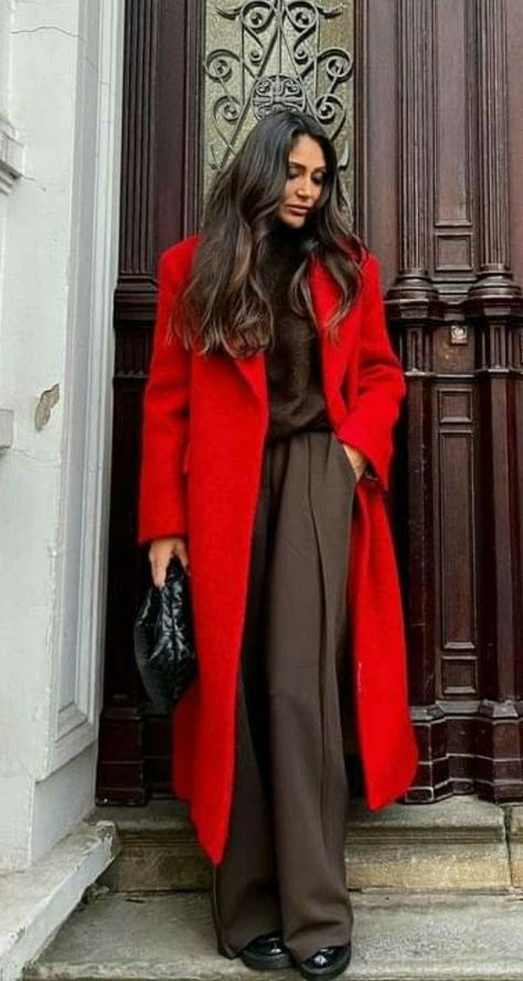 Camel Color Outfits, Red Coat Outfit, Coat Outfit Casual, Red Long Coat, Outfit Inspiration Women, Style Casual Chic, Mum Fashion, Paris Outfits, Red Coat