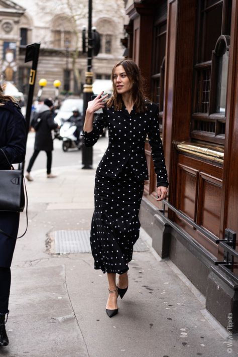 Alexa Chung Outfits 2022, Alexa Chung Aesthetic, Alexia Chung, Glam Street Style, Alexa Chung Party Dress, Alexa Chung Trench Coat, Alexa Chung Paparazzi, Alexa Chung Street Style, Alexa Chung Next In Fashion