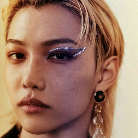 cr: hwngkissed on twt #felix #leefelix #icon #pfp #kpop #skz #strakids #boygroup follow me pls <3 Koop Make Up, Stray Kids Inspired Makeup, Felix Photoshoot, Male Makeup, Make Up Inspo, Kids Makeup, Lee Felix, Felix Stray Kids, Glam Rock