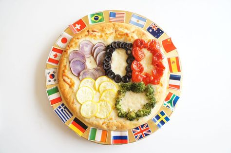 Olympic Rings Party Pizza is topped with colorful veggies. Olympics Food, Dinner Meal Recipes, Olympic Food, Olympic Ring, Pizza Ring, Olympic Theme Party, Olympic Crafts, Olympics Party, Olympics Activities