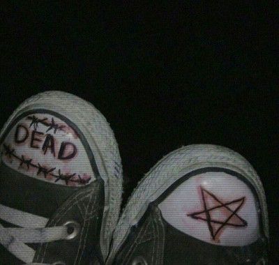 Grungecore Aesthetic, Converse Drawing, Grunge Pics, Doodle Shoes, Converse Design, Dark Grunge Aesthetic, Grunge Shoes, Alt Aesthetic, Grunge Vibes