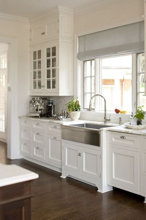 Kitchen With White Cabinets, Interior Dapur, Desain Pantry, Kabinet Dapur, Skiathos, Farmhouse Kitchen Cabinets, Kitchen Cabinets Decor, Farmhouse Kitchen Design, New Kitchen Cabinets