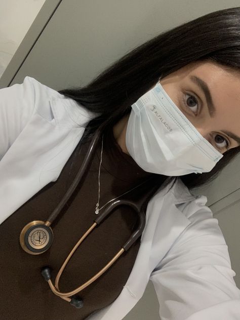 Poses With Stethoscope, Jessica Alba Hair Color, Medical Inspiration, Jessica Alba Hair, Dental Videos, Medical Student Motivation, Doctor Outfit, Medical Photos, Hijabi Aesthetic