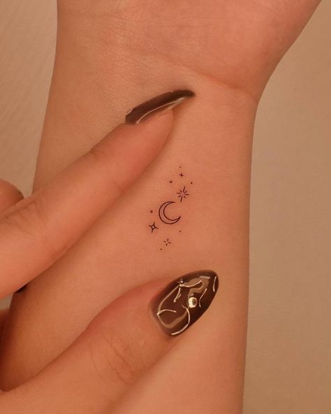 Tiny crescent moon and stars tattoo placed on the Unique Tattoo Inspiration, Small Tatoos Woman, Minimalist Tattoo Aesthetic, Small Emo Tattoos, Patient Tattoo, Dumbest Tattoos, Kpop Tattoo, Sparkle Tattoo, Tato Paha