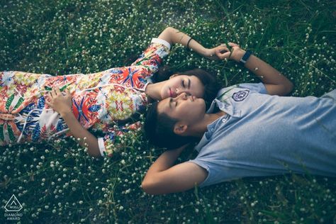 Splendor in the Grass | Wedding engagement portrait of a couple by Bangkok pre-wedding photographer Maythee Voranisarakul Grass Couple Photoshoot, Coupal Pose, Botanical Garden Photo Shoot, Thailand Couple, Bangkok Wedding, Splendor In The Grass, Prenup Ideas, Prewedding Ideas, Bridal Pose