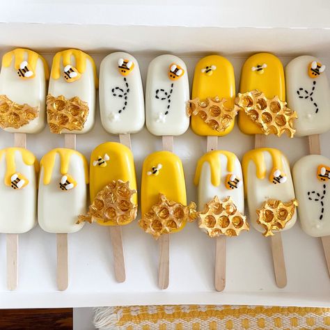 Cakes Gender Reveal, Bee Cake Pops, Gender Reveal Cakes, Bee Themed Gender Reveal, Bumble Bee Decorations, Cake Pop Designs, Chocolate Covered Strawberries Bouquet, Honey Bee Baby Shower, Winnie The Pooh Cake